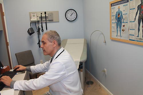 Dr. Lauro Rocha em seu consultório.