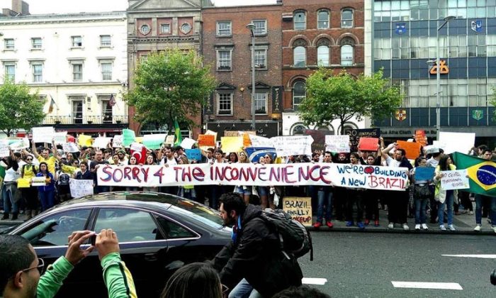 Manifestantes brasileiros residentes no exterior protestam