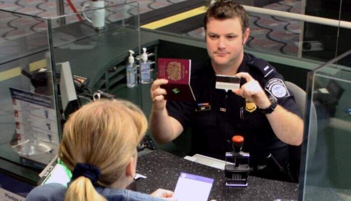 DHS coletará impressões digitais e fotos dos imigrantes e residentes permanentes ao entrarem e saírem dos EUA